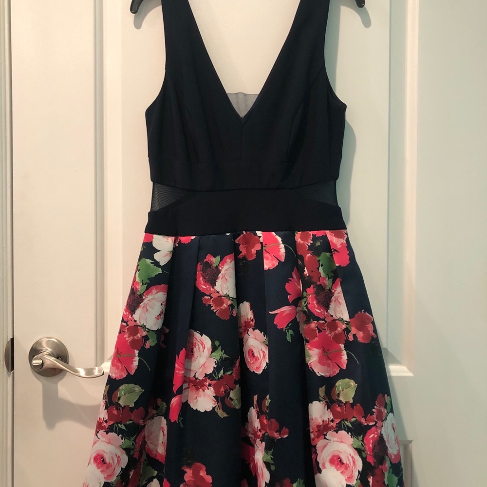 Elegant cocktail V-neck floral dress!